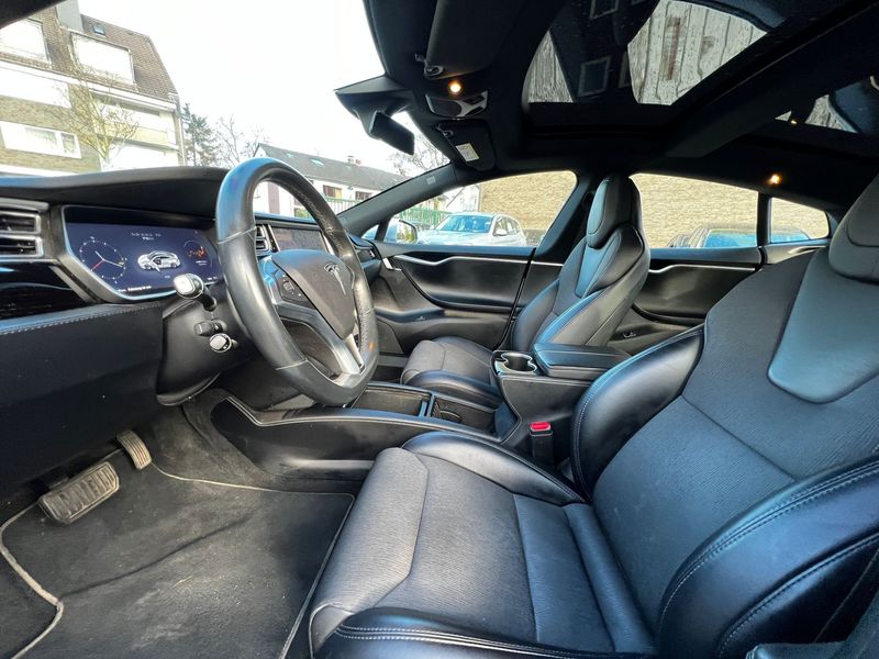 Tesla Model S • 2018 • 90,000 km 7