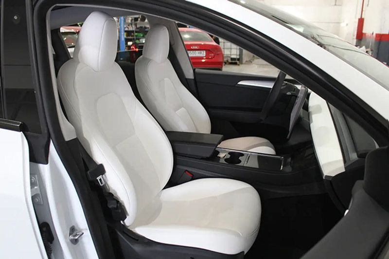 Tesla Model Y • 2023 • 18,300 km 8