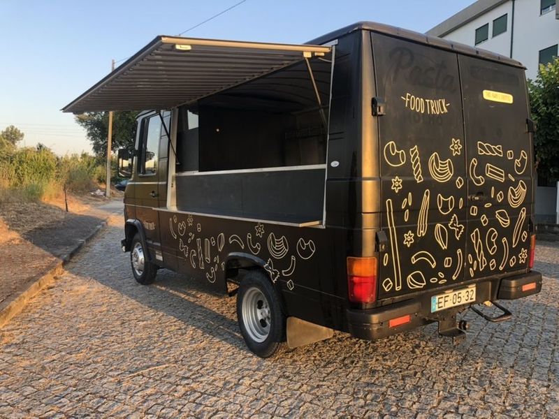 Mercedes-Benz 310 Van • 1982 • 90,000 km 5