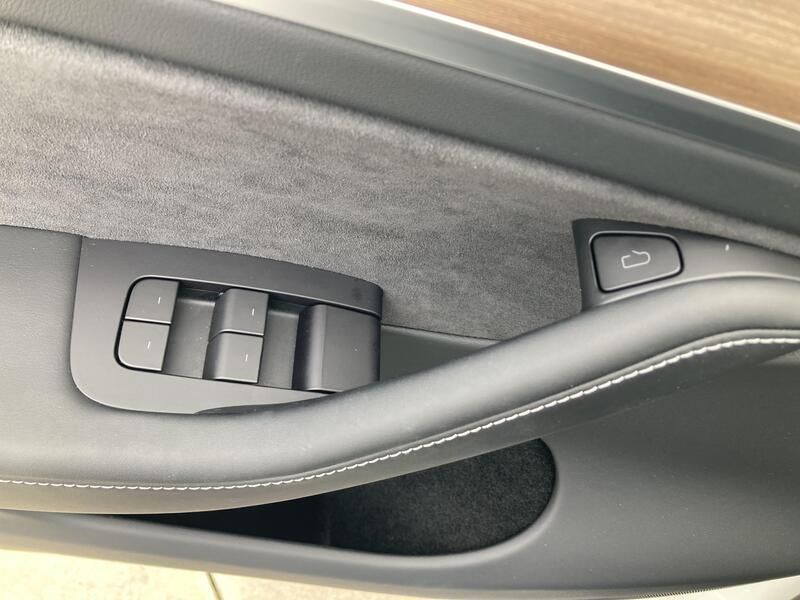 Tesla Model Y • 2024 • 2,458 km 30