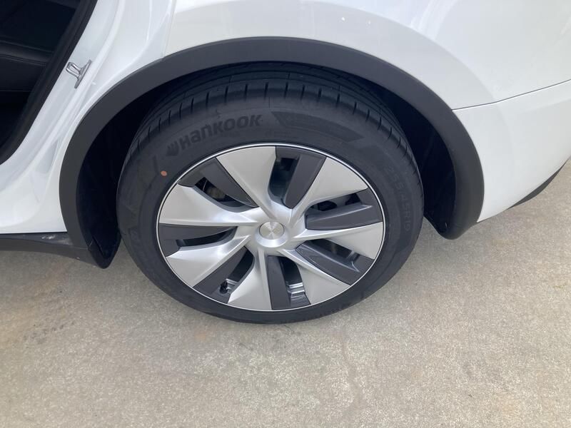 Tesla Model Y • 2024 • 2,458 km 11