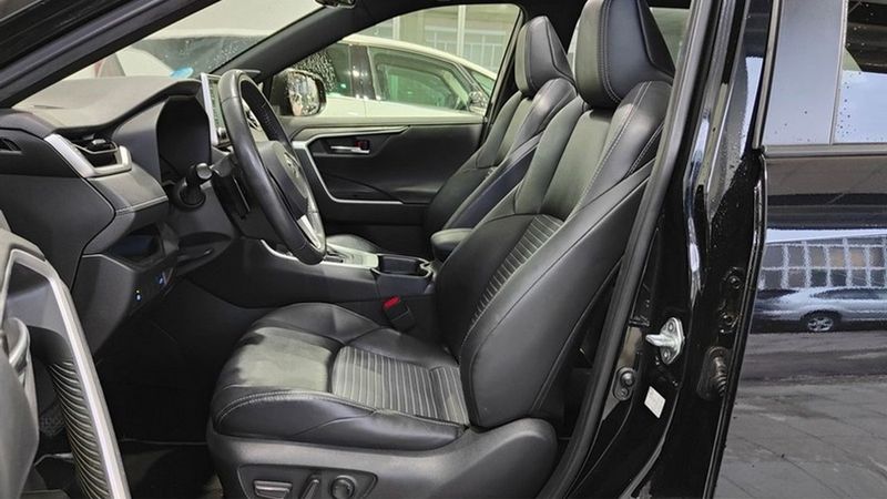 Toyota RAV4 • 2020 • 72,681 km 9