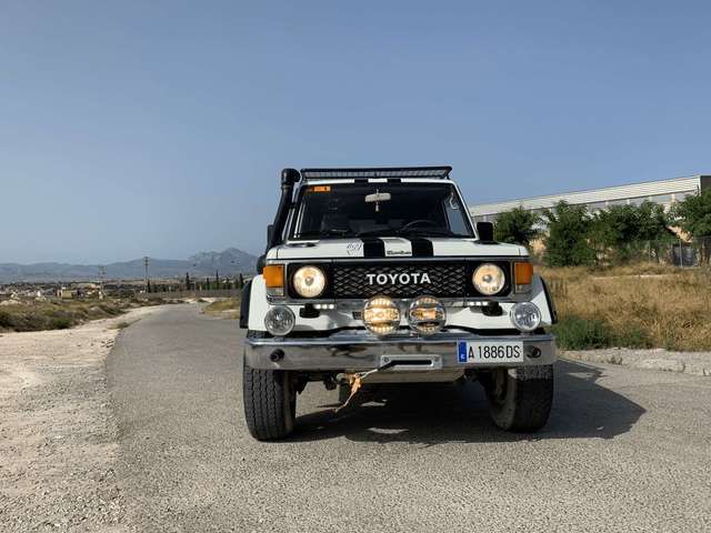 Toyota Land Cruiser • 1989 • 171,000 km 2