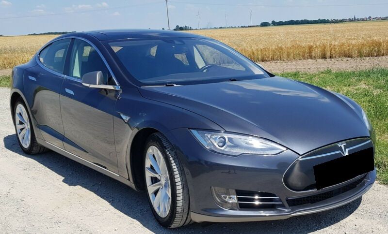 Tesla Model S • 2015 • 168,000 km 12
