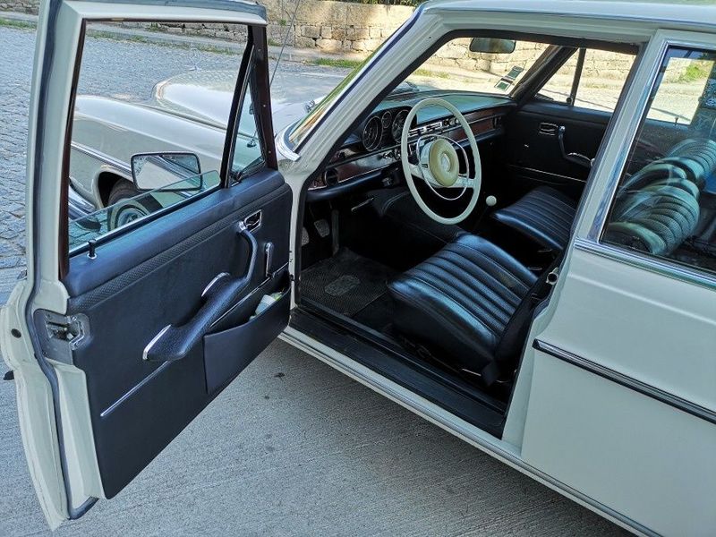 Mercedes-Benz 200 - 300 • 1970 • 17,000 km 6