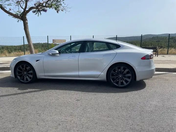 Tesla Model S • 2017 • 40,940 km 2