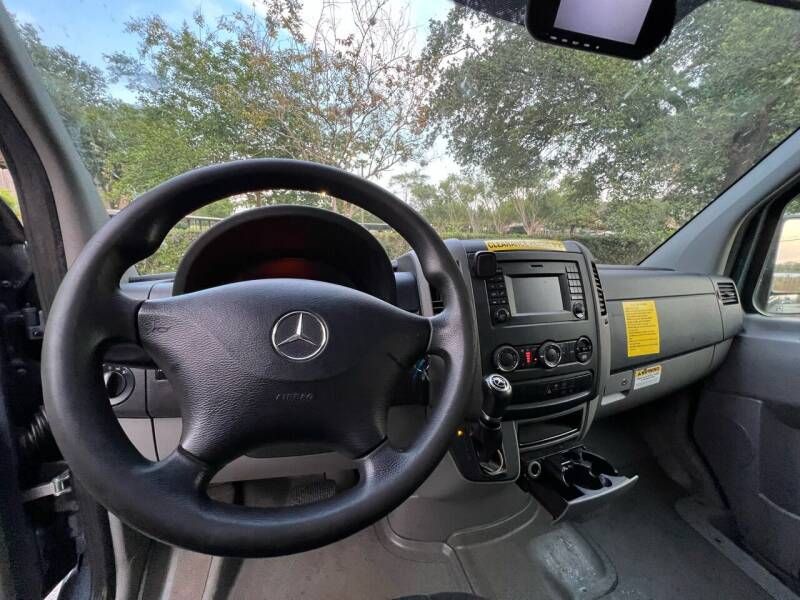 Mercedes-Benz 310 Van • 2018 • 106,000 km 10