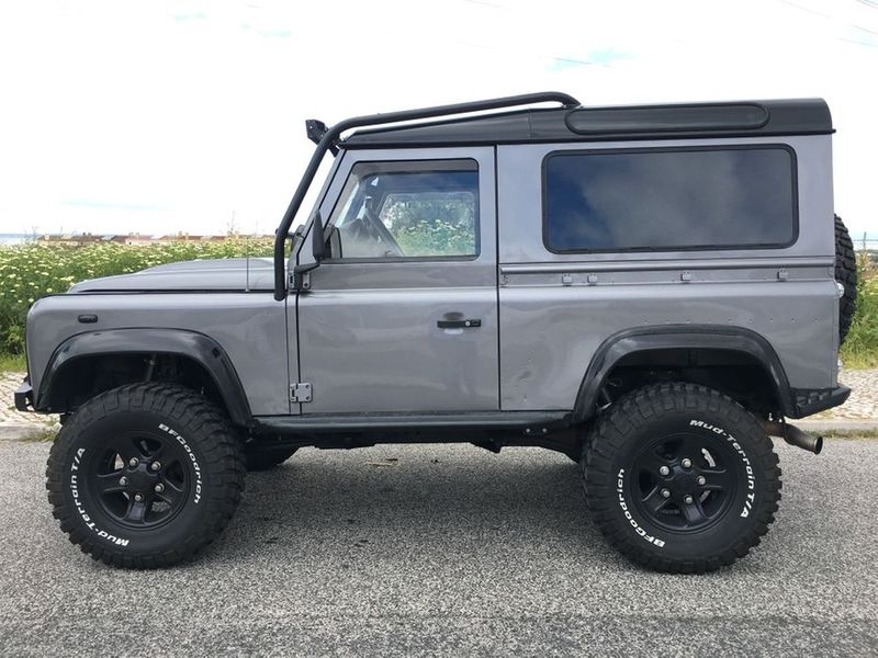 Land Rover Defender • 2011 • 9,300 km 2