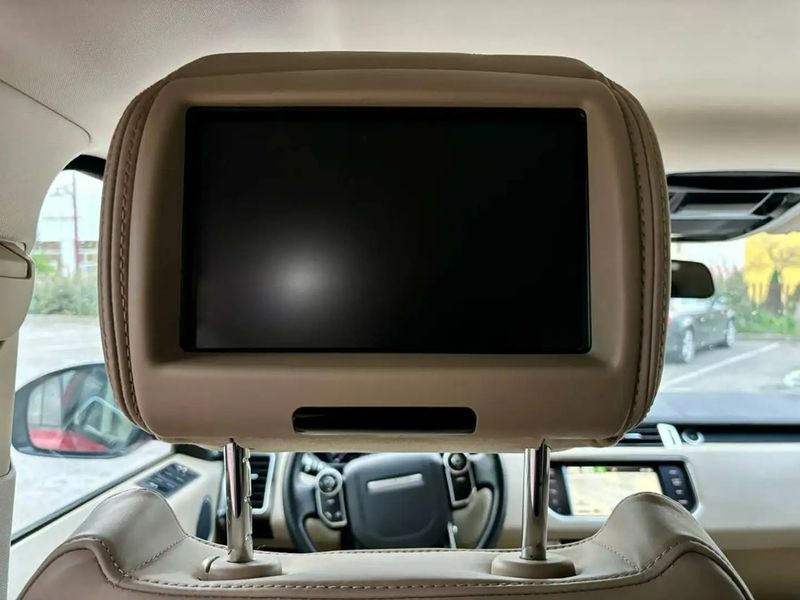 Land Rover Range Rover Sport • 2015 • 82,000 km 10