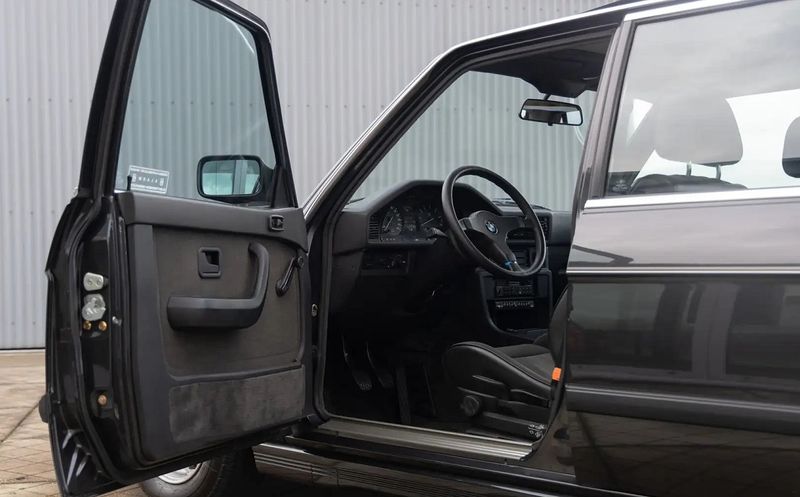 BMW 5 Series • 1985 • 130,000 km 4