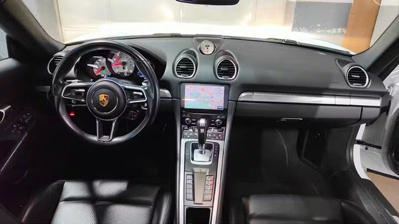 Porsche 718 Cayman • 2021 • 39,786 km 9