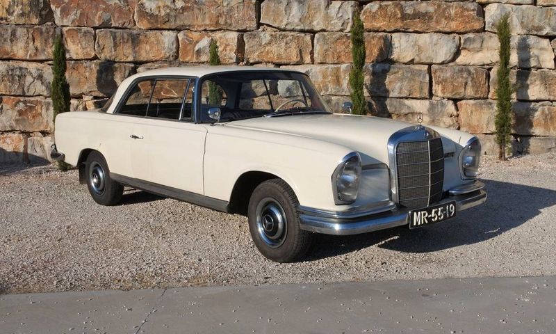 Mercedes-Benz 200 - 300 • 1980 • 90,000 km 3