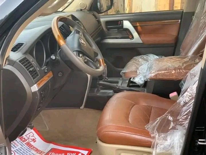 Toyota Land Cruiser • 2018 • 50,000 km 3