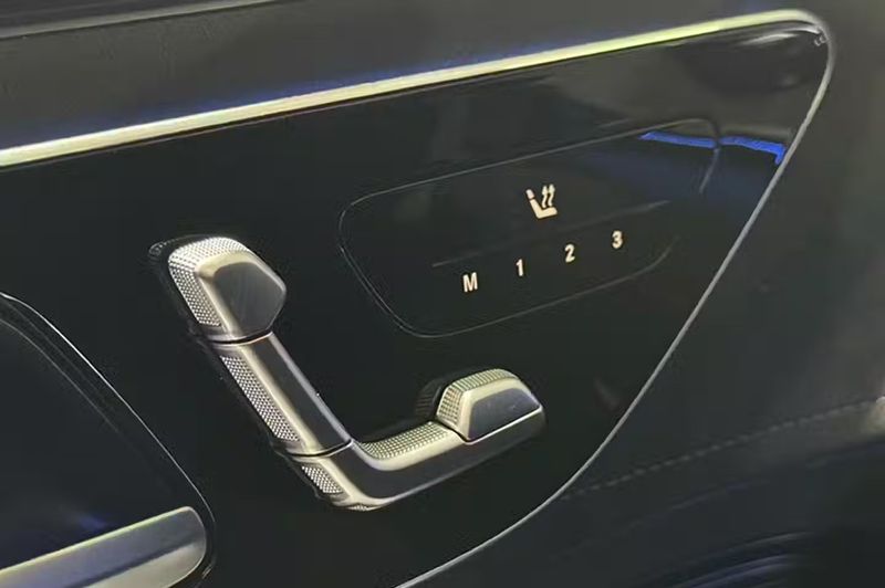 Mercedes-Benz E-Class • 2024 • 16,566 km 10