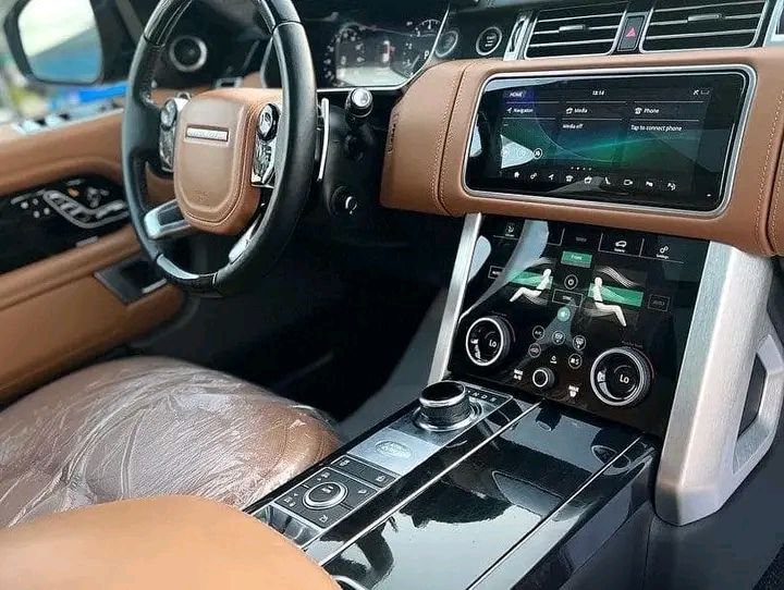 Land Rover Range Rover • 2018 • 25,000 km 3