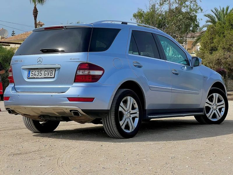 Mercedes-Benz ML350 • 2010 • 178,500 km 2