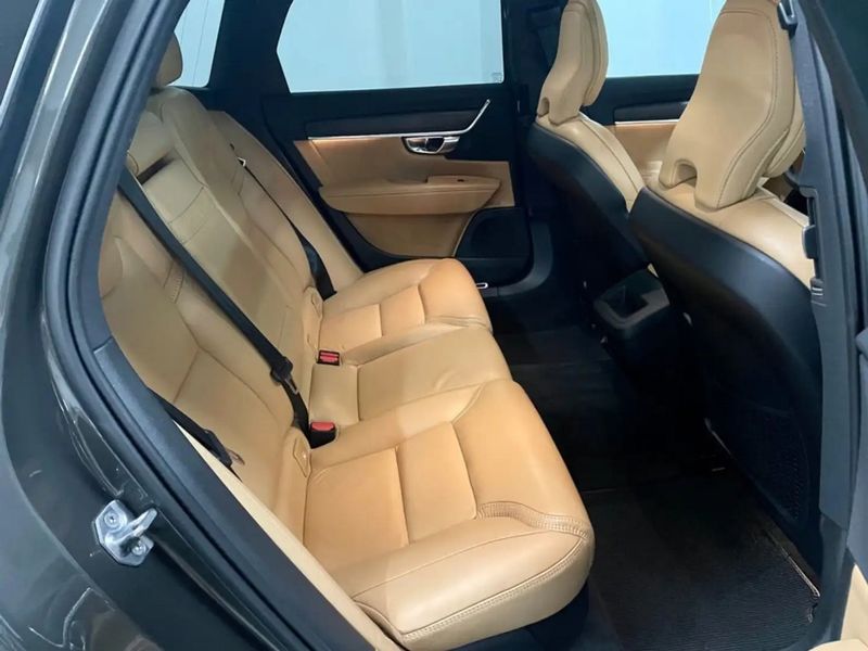 Volvo V90 • 2020 • 85,000 km 10