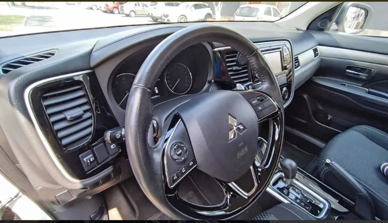 Mitsubishi Outlander • 2018 • 90,000 km 3