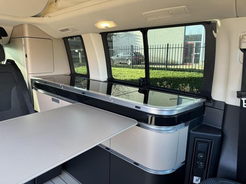 Mercedes-Benz 310 Van • 2020 • 83,000 km 8