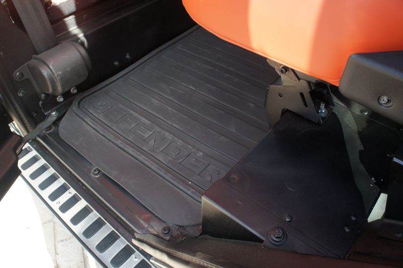 Land Rover Defender • 2012 • 80,000 km 17