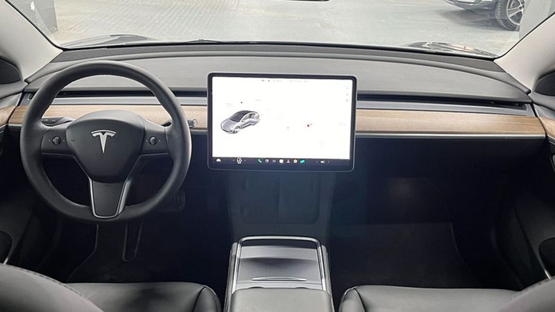 Tesla Model 3 • 2021 • 29,712 km 3