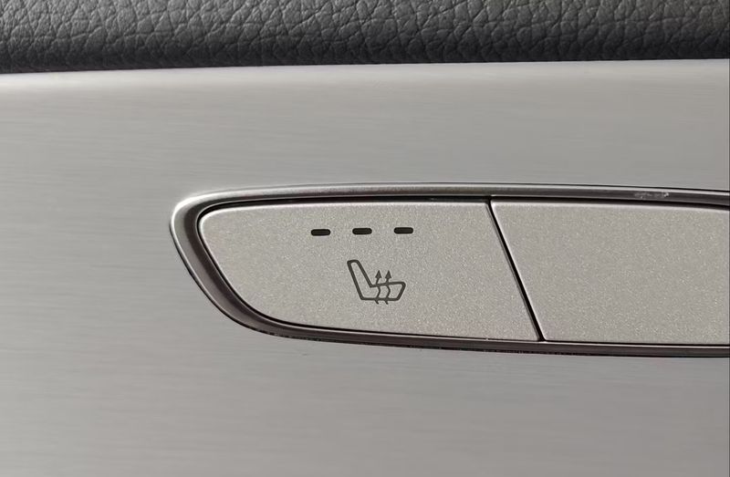 Mercedes-Benz E-Class • 2023 • 35,800 km 7