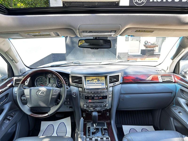 Lexus LX • 2010 • 243,000 km 2