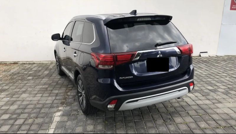Mitsubishi Outlander • 2020 • 65,000 km 4