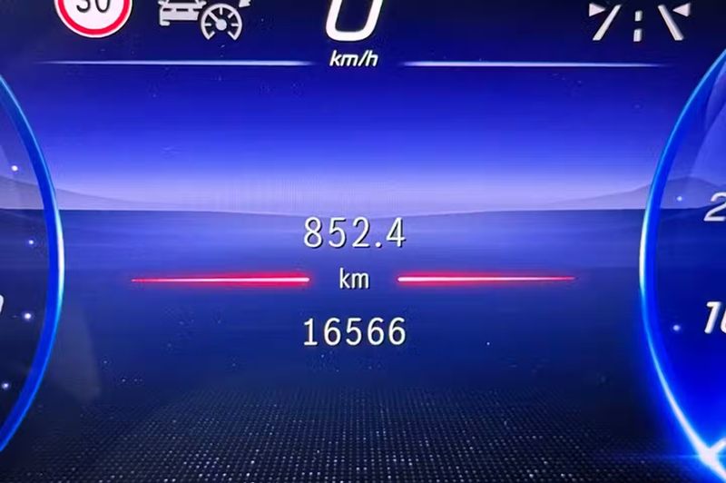 Mercedes-Benz E-Class • 2024 • 16,566 km 12