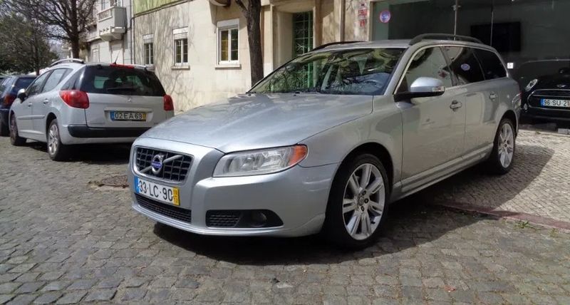Volvo V70 • 2010 • 219,856 km 2