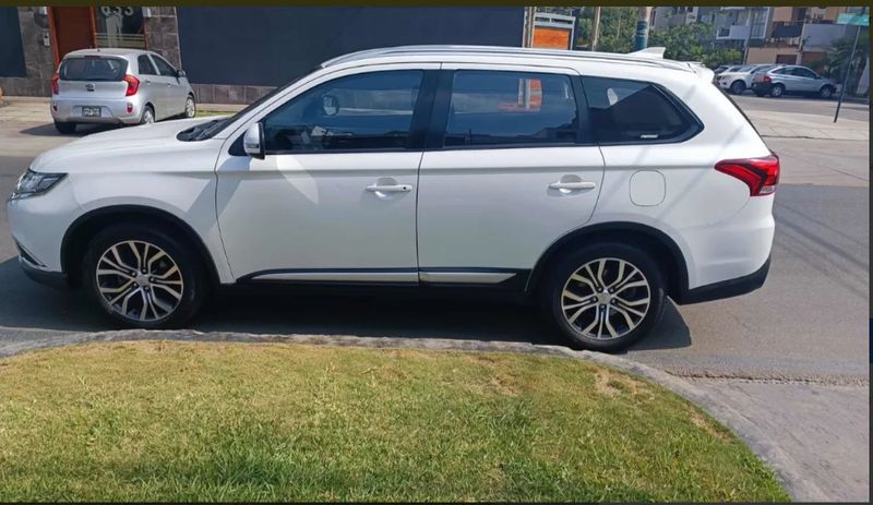 Mitsubishi Outlander • 2018 • 90,000 km 5