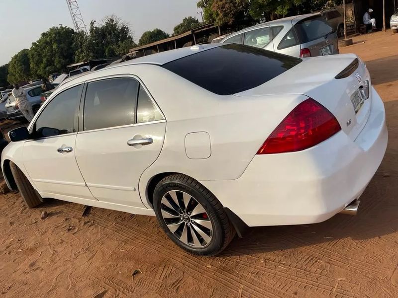 Honda Accord • 2007 • 144,132 km 1