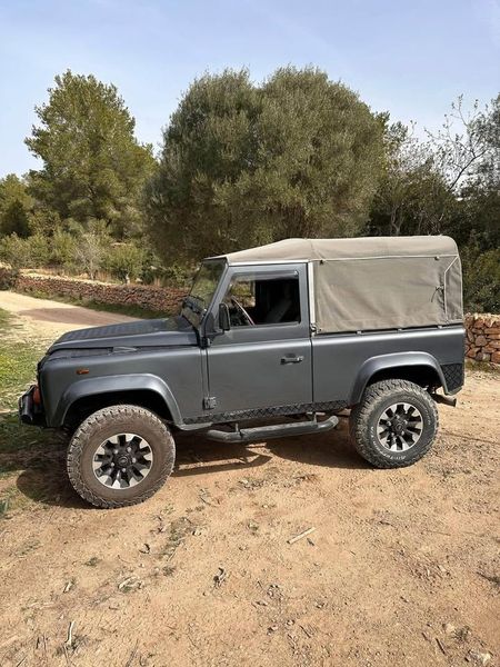Land Rover Defender • 2006 • 276,000 km 2