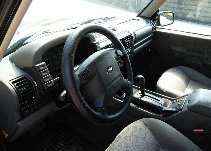 Land Rover Discovery • 1999 • 180,000 km 2