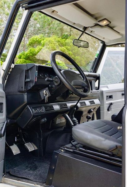 Land Rover Defender • 2003 • 140,000 km 3