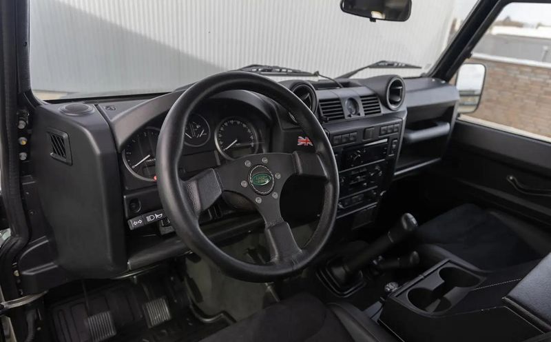 Land Rover Defender • 2012 • 83,000 km 3