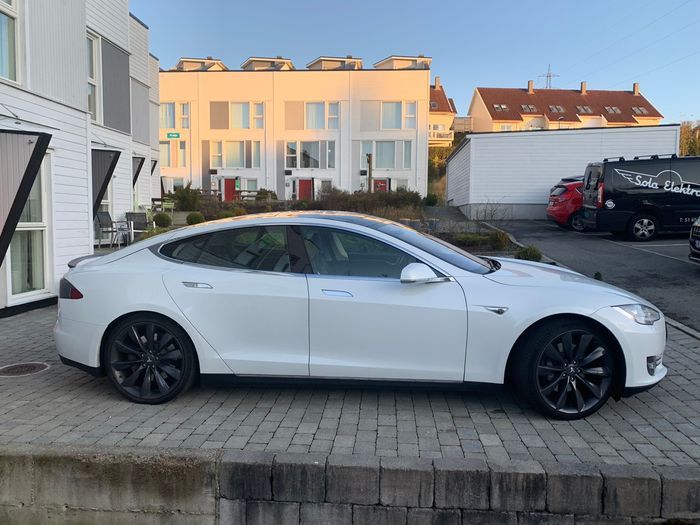 Tesla Model S • 2014 • 73,000 km 1