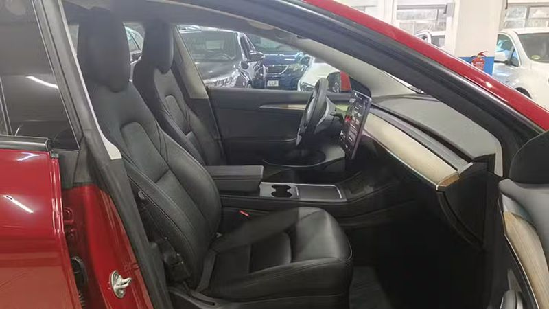 Tesla Model 3 • 2022 • 61,628 km 4