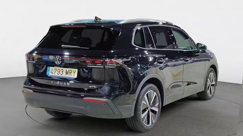 Volkswagen Tiguan • 2024 • 3,052 km 4