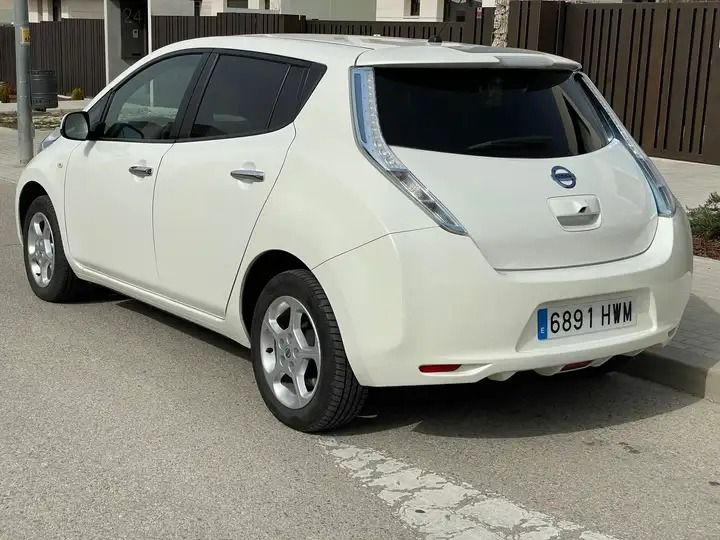 Nissan Leaf • 2014 • 144,200 km 4
