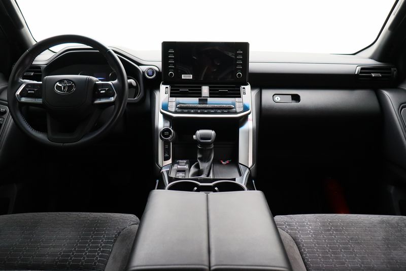 Toyota Land Cruiser • 2022 • 30,884 km 10