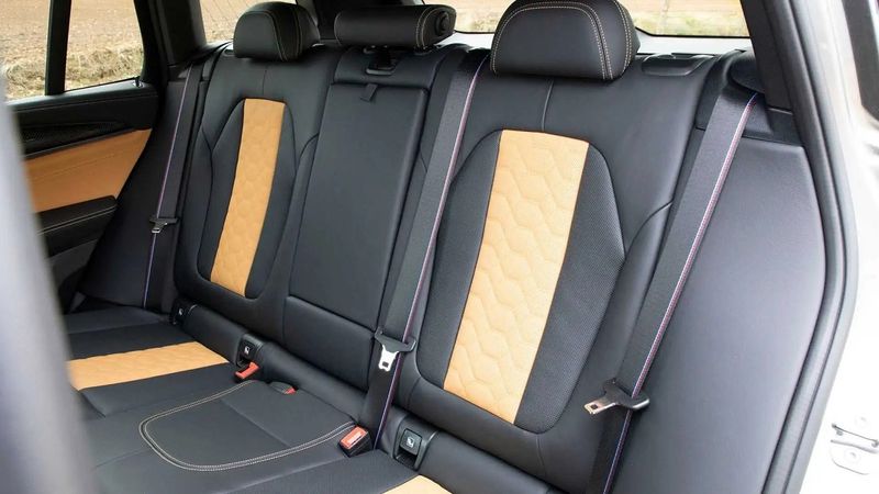 BMW X3 • 2020 • 25,900 km 13