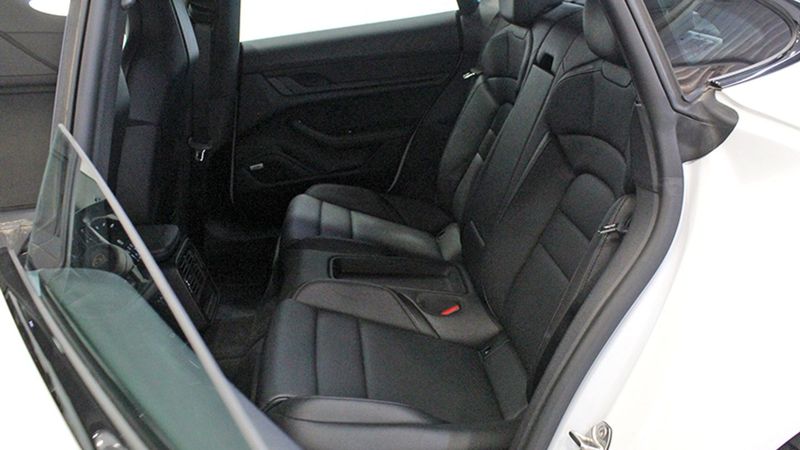 Porsche Taycan • 2021 • 15,200 km 13