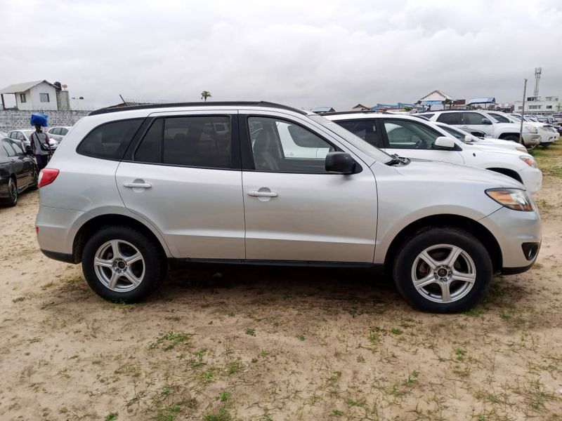 Hyundai Santa Fe • 2010 • 177,000 km 4