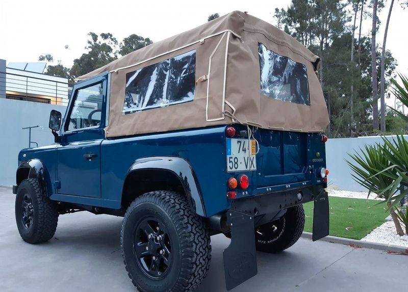 Land Rover Defender • 2004 • 159,999 km 2