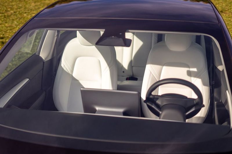 Tesla Model 3 • 2022 • 10,900 km 3