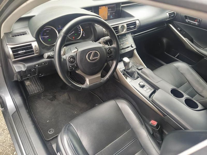 Lexus IS 200 • 2013 • 185,000 km 4