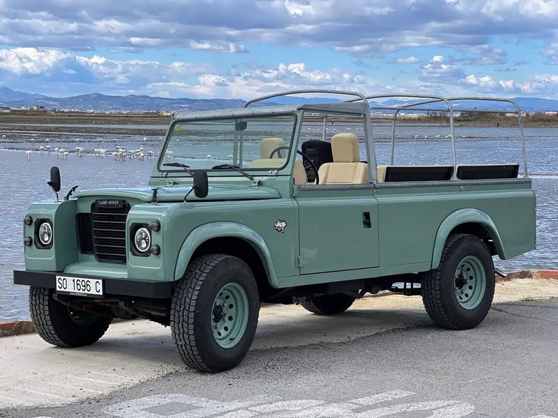 Land Rover Defender • 1983 • 35,000 km 2
