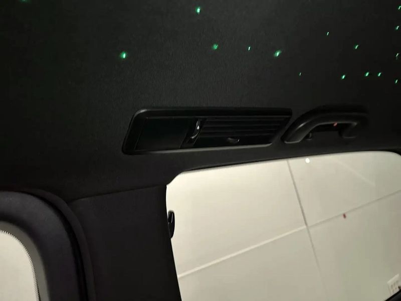 Mercedes-Benz 210 Van • 2021 • 33,000 km 12