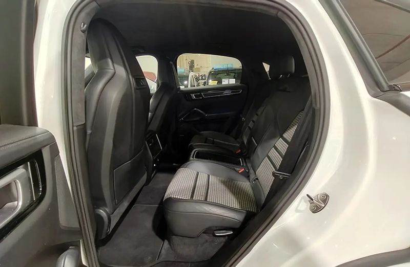 Porsche Cayenne • 2019 • 2,019 km 7